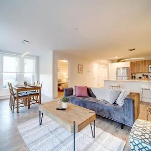  Holiday home Luxurious Modern 2br Sleeps 5 Coffee, Ac, Wifi Canada