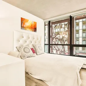  Apartment Urban Chic: Sleek 2br In Heart Of Canada